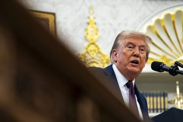 الرئيس الأميركي دونالد ترمب يتحدث خلال إعلان في المكتب البيضاوي بالبيت الأبيض (إ.ب.أ)