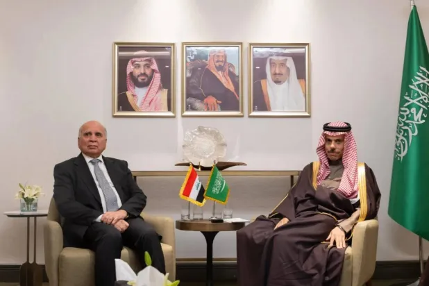 الأمير فيصل بن فرحان والدكتور فؤاد حسين خلال لقاء سابق في الرياض (واس)