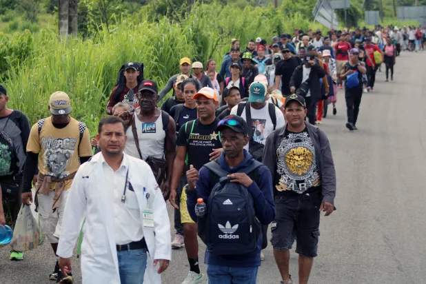 300 مهاجر من جنسيات مختلفة في طريقهم إلى الحدود المكسيكية - الأميركية يوم 6 أغسطس 2025 (أ.ف.ب)