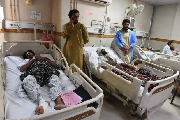 جرحى من ضحايا التفجير الانتحاري في بلوشستان يتلقون العلاج بمستشفى في كويتا... باكستان 3 سبتمبر 2025 (أ.ف.ب)