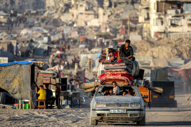 خلال إخلاء أشخاص وأمتعتهم جنوباً من مدينة غزة في 2 سبتمبر 2025 (أ.ف.ب)