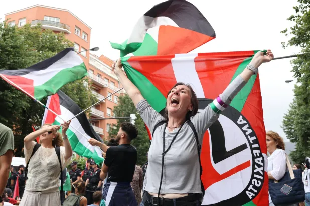 كان بعضهم يحاول اختراق الحواجز (رويترز)