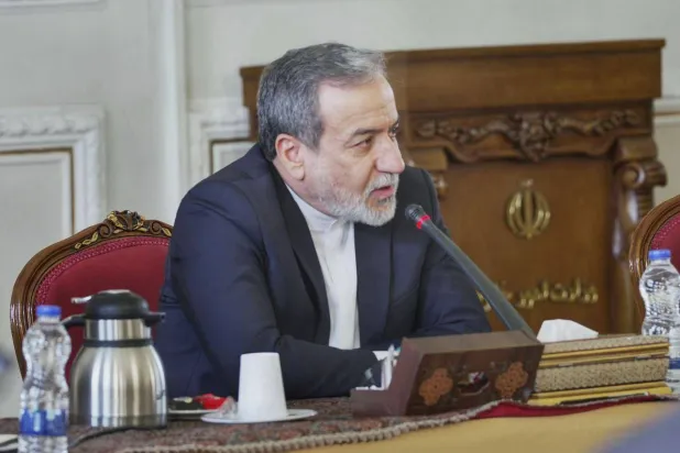 عراقجي خلال لقاء مسؤولين في مقره الشهر الماضي (الخارجية الإيرانية)