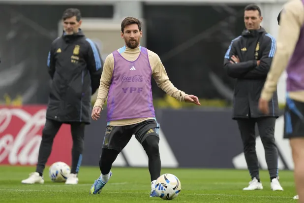 ميسي شارك في تدريبات منتخب الارجنتين بشكل طبيعي رغم تلميحاته بالإعتزال الدولي (اب)