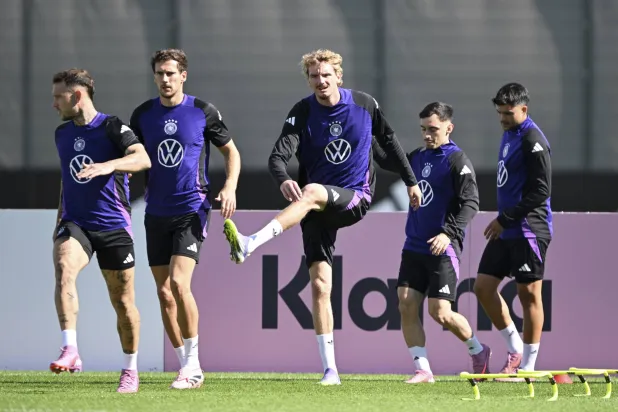 لاعبو منتخب المانيا خلال الاستعداد لمواجهة سلوفاكيا في مستهل مشوارهم بالتصفيات المونديالية (اب)