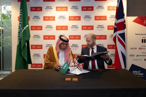 الوزير القصبي ونظيره البريطاني جوناثان رينولدز خلال توقيع اتفاقات (إكس)