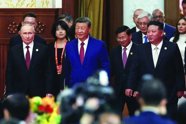 
شي وبوتين وكيم لدى وصولهم لحضور حفل استقبال بمناسبة ذكرى «يوم النصر» في بكين (رويترز)