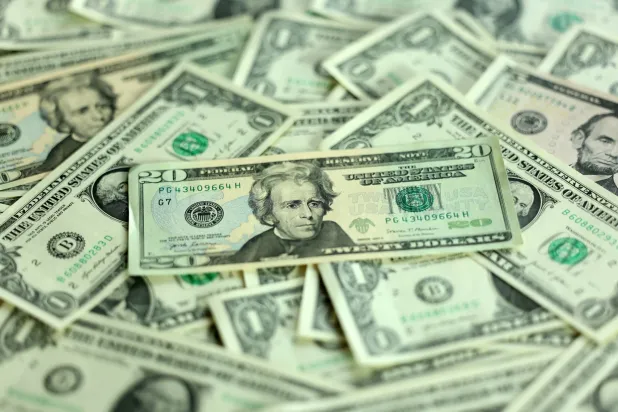 أوراق نقدية من الدولار (إ.ب.أ)