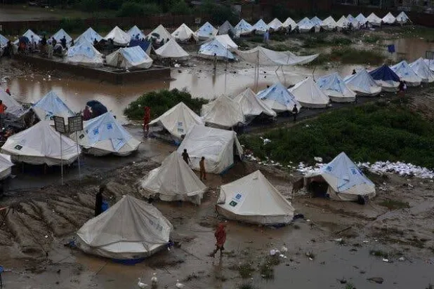مخيم مؤقت للنازحين في تشونغ وهو مجتمع يقع على مشارف لاهور بباكستان وليس بعيداً عن الحدود الهندية (نيويورك تايمز)
