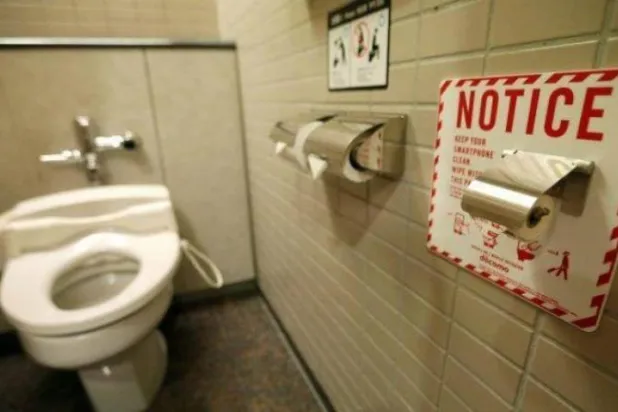 استخدام الهاتف أثناء الجلوس على المرحاض قد يتسبب في إصابة الأشخاص بالبواسير (رويترز)