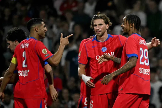 مدافع باريس سان جيرمان الأوكراني إيليا زابارني خلال مباراة الفريق ضد تولوز (أ.ف.ب)