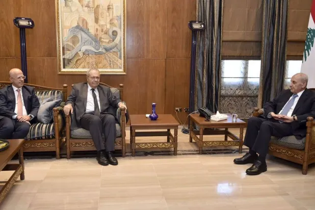برّي يستقبل نائب رئيس الحكومة طارق متري والوزير فادي مكي في مقر إقامة رئيس البرلمان اللبناني (الوكالة الوطنية)