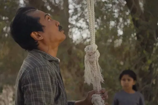 مشهد من المسلسل يُعذِّب فيه عبيد الطفلة (شاهد)