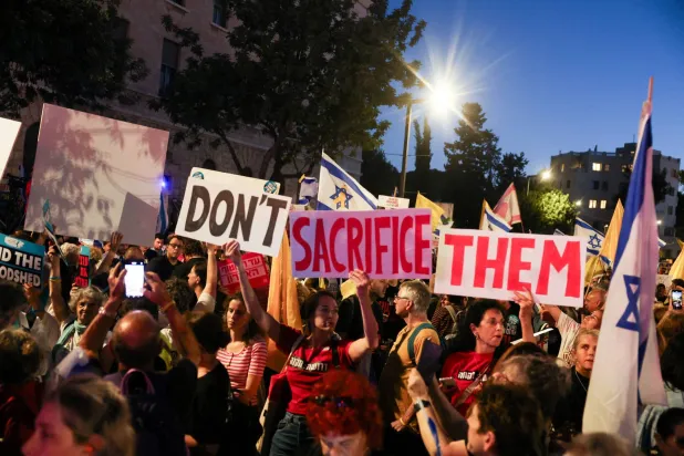 أقارب الرهائن يتظاهرون في القدس (رويترز)