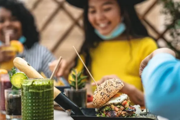 تناول الأنواع المناسبة من الكربوهيدرات يُساعد على حرق الدهون (رويترز)