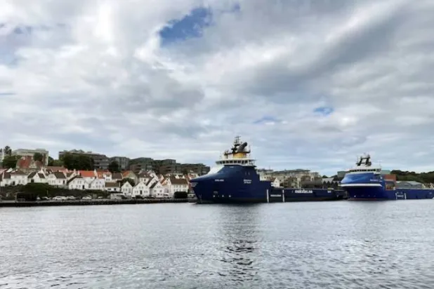 سفن إمداد منصات النفط والغاز البحرية راسية عند رصيف في ستافانغر بالنرويج (رويترز)