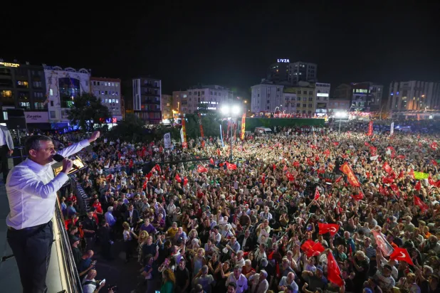زعيم المعارضة التركية أوزغور أوزيل متحدثاً أمام تجمع حاشد لأنصار حزب الشعب الجمهوري في زيتين بورنو في إسطنبول ليل الأربعاء (حساب الحزب في إكس)