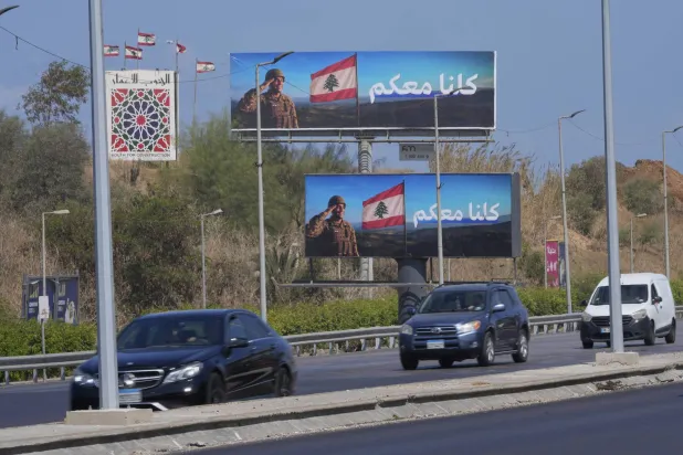 لافتات على طريق مطار رفيق الحريري الدولي في بيروت تدعم الجيش اللبناني (أ.ب)