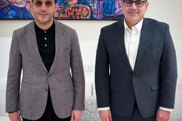 إبراهيم الدبيبة (يسار) في لقاء مع القائم بالأعمال الأميركي جيريمي برنت (السفارة الأميركية)