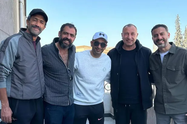 الحلفاوي في كواليس تصوير مسلسل كتالوج مع فريق العمل ورئيس النادي الأهلي (حسابه على فيسبوك)