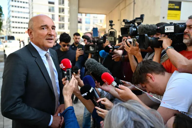 المدعي العام لمدينة مارسيليا نيكولاس بيسون يتحدث لرجال الإعلام حول مقتل المواطن التونسي من قبل الشرطة الفرنسية (أ.ف.ب)