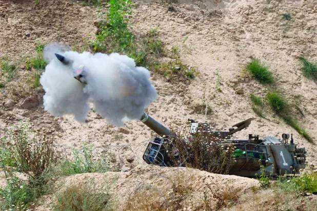 مدفعية إسرائيلية تطلق النار باتجاه غزة في 6 مايو 2025 (رويترز)