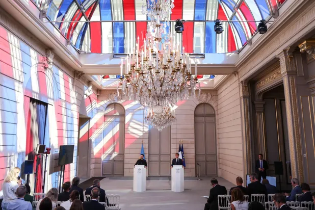 الرئيسان ماكرون وزيلينسكي خلال مؤتمرهما الصحافي الذي أعقب اجتماع «تحالف الراغبين»