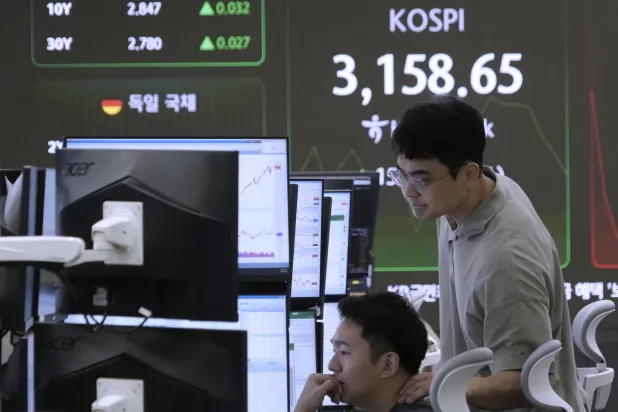 متداولو العملات يتابعون مؤشر «كوسبي» في قاعة تداول بنك هانا بسيول (أ.ب)