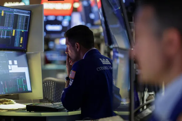 متداول يعمل في بورصة نيويورك (رويترز)