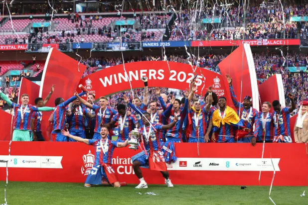 غويهي في المقدمة يحمل كأس انجلترا محتفلا مع فريق بالاس بعد الانجاز التاريخي للنادي نهاية الموسم الماضي (رويترز)