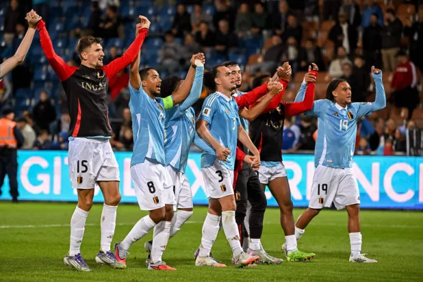 فرحة لاعبي المنتخب البلجيكي مع الجماهير (أ.ف.ب)