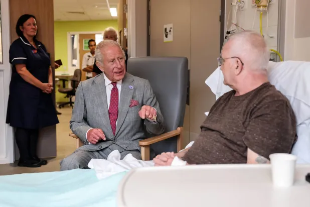 الملك البريطاني تشارلز يلتقي مريضاً خلال زيارة لافتتاح مستشفى جامعة ميدلاند متروبوليتان في سميثويك بالقرب من برمنغهام (أ.ف.ب)