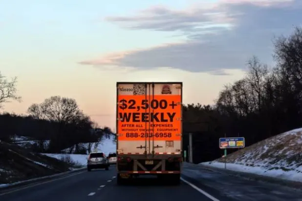 شاحنة تعرض فرص عمل في قطاع النقل تسير على الطريق السريع 81 قرب ستاونتون - فيرجينيا (رويترز)