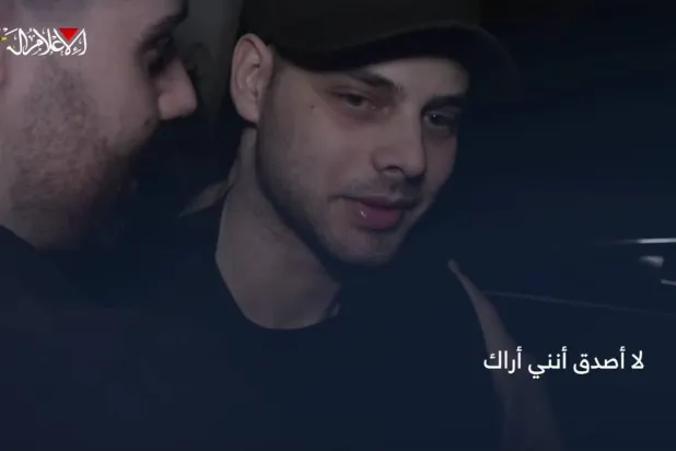 صورة من الفيديو الذي نشرته «كتائب القسام» يظهر فيه رهينتان إسرائيليان