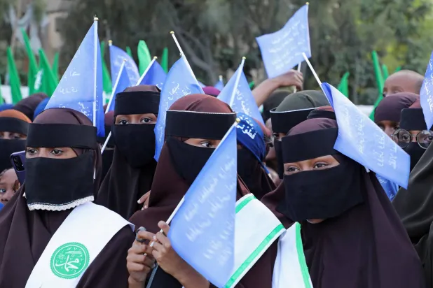 نساء صوماليات يسرن في الشوارع احتفالاً بالمولد النبوي الشريف في المركز الإسلامي بمقديشو 4 سبتمبر 2025 (رويترز)