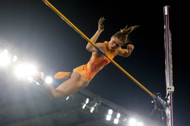 الأسترالية نينا كينيدي البطلة الأولمبية في القفز بالزانة (رويترز)