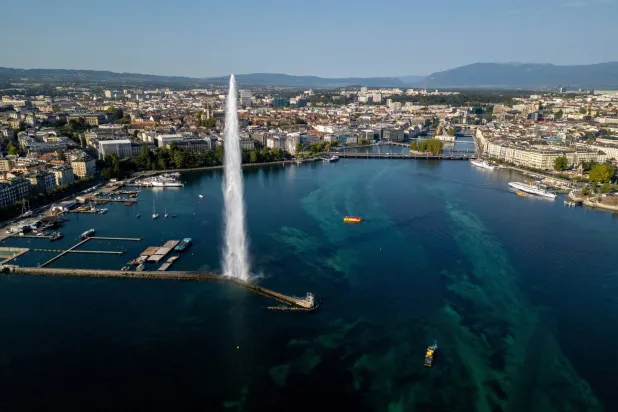 مشهد جوي من مدينة جنيف السويسرية (رويترز)