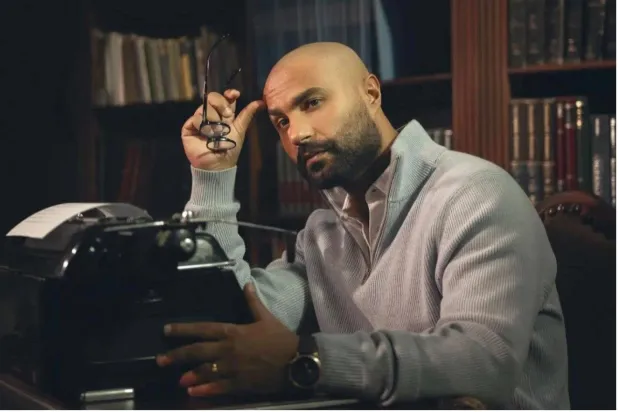 كريم فهمي يجسد شخصية روائي في مسلسل «220 يوم» (صفحته على «فيسبوك»)