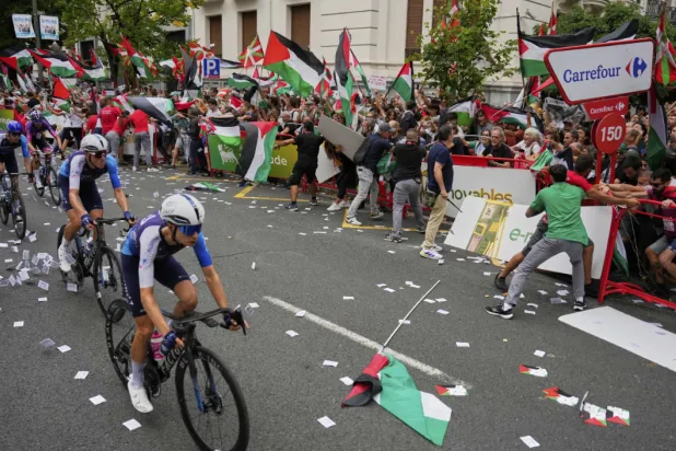 Španski minister podprl izključitev izraelske kolesarske ekipe z dirke Vuelta po protestu.