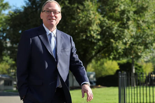 كيفن هاسيت يتحدث للصحافيين بممر الجناح الغربي للبيت الأبيض يوم 27 أغسطس 2025 (رويترز)