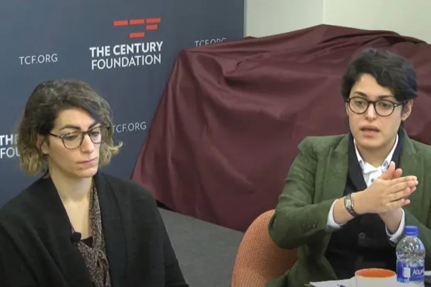 طباطبائي (يمين) مع دينا أسفندياري الباحثة في مجموعة الأزمات التي ورد اسمها ضمن «خبراء مبادرة إيران» (يوتيوب)