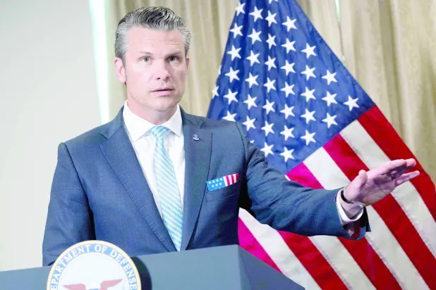 وزير الدفاع الأميركي بيت هيغسيث متحدثاً في البنتاغون يوم 25 يوليو (أ.ف.ب)