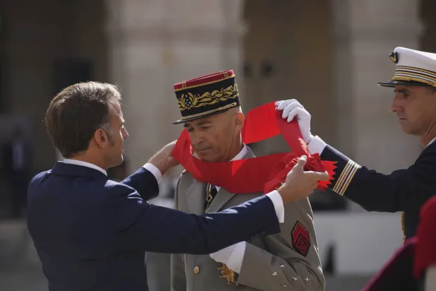 الرئيس الفرنسي إيمانويل ماكرون يكرّم الجمعة في ساحة قصر الأنفاليد بوسط باريس رئيس الأركان السابق تييري بوركهارد بمناسبة انتهاء مهمته على رأس الجيوش الفرنسية (أ.ب)