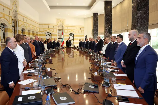 الرئيس اللبناني جوزيف عون (وسط) ورئيس الوزراء نواف سلام في بداية اجتماع مجلس الوزراء الذي يناقش خطة الجيش لنزع سلاح حزب الله الموالي لإيران، في القصر الرئاسي ببعبدا (د.ب.أ)