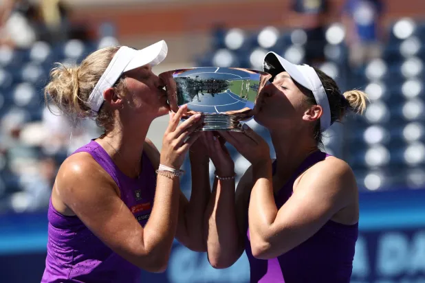 الكندية غابرييلا دابروفسكي والنيوزيلندية إيرين روتليف تحتفلان بلقب «فلاشينغ ميدوز» (رويترز)