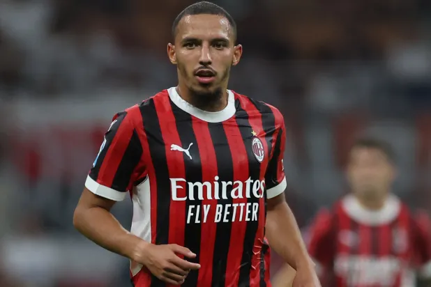 لاعب الوسط الجزائري الدولي إسماعيل بن ناصر (نادي ميلان)