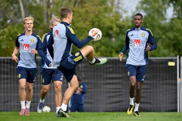 إيزاك خلال تدريبات ليفربول (أ.ف.ب)