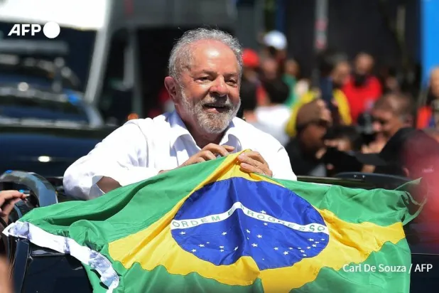 لولا... رافعاً العلم البرازيلي (آ ف ب)