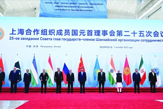 لقطة جامعة للقادة المشاركين في قمة منظمة شنغهاي للتعاون في تيانجين (إ.ب.أ)