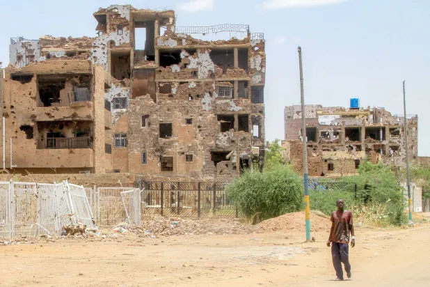 
حرب السودان الدائرة منذ أبريل 2023 تسببت في دمار كبير للمباني والبنية التحتية للبلاد (أ.ف.ب)